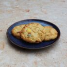 Drie confetti koekjes op bord