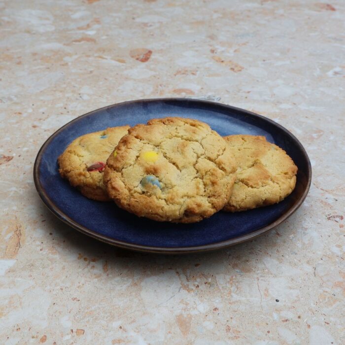 Drie confetti koekjes op bord Drie confetti koekjes op bord