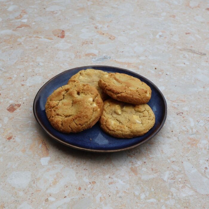 Vier white chocolate cookies op ene bord